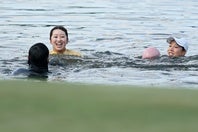 西郷（中央）は優勝後、池に向かって歓喜のダイブをした。(C)Getty Images