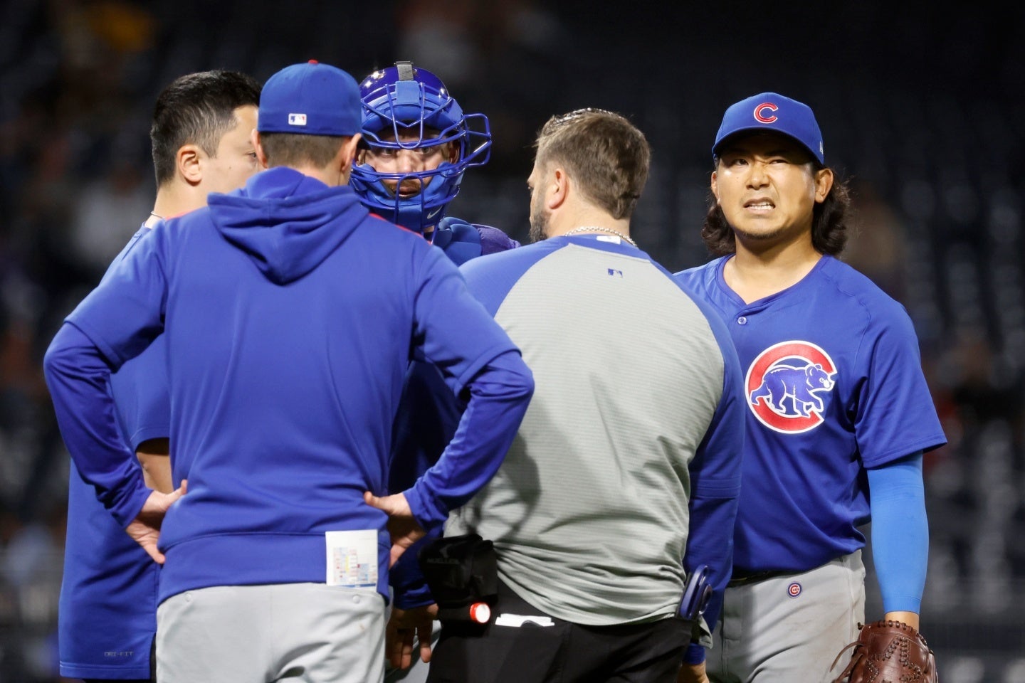 今永（一番右）は右足を痙攣。顔をゆがめて緊急降板した。(C) Getty Images