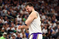 プレーオフで平均30.8点をマークしているドンチッチだが、識者はディフェンス力は「無力」と酷評した。(C)Getty Images