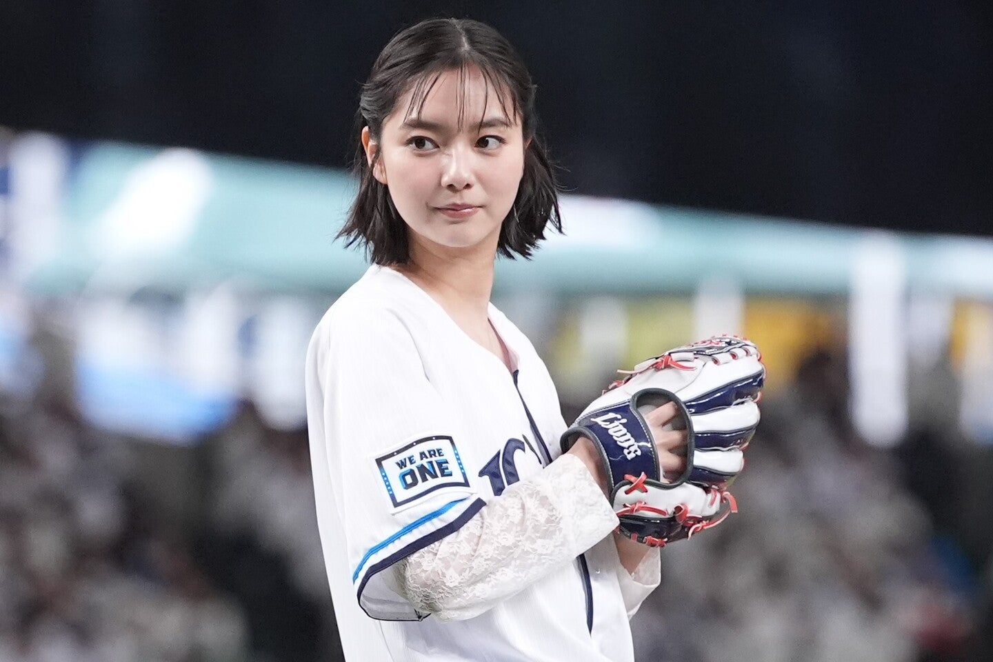 西武ファンの間で流行中のアイテムを新川さんも取り入れた。写真：球団提供