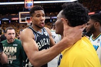 ヤニスは試合後にハリバートンの父だけでなく、マサリン(右)とも言い合いになった。(C)Getty Images