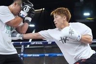 井上尚弥（右）は弟・拓真（左）を相手に軽めのスパーリングを行なった。写真提供：Prime Video　©NAOKI FUKUDA