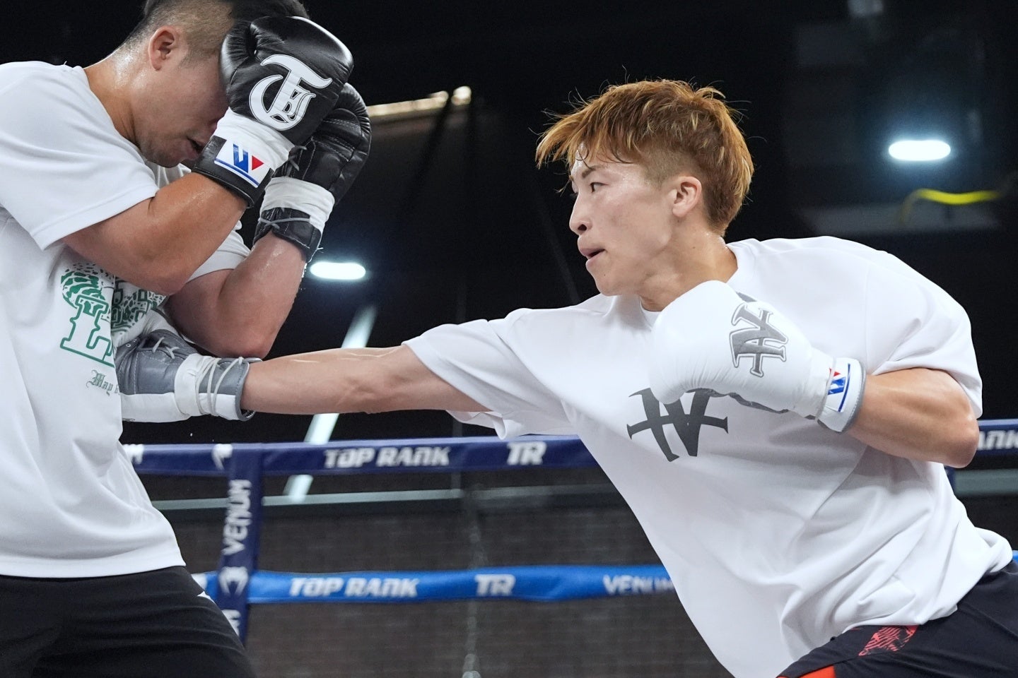 井上尚弥（右）は弟・拓真（左）を相手に軽めのスパーリングを行なった。写真提供：Prime Video　©NAOKI FUKUDA