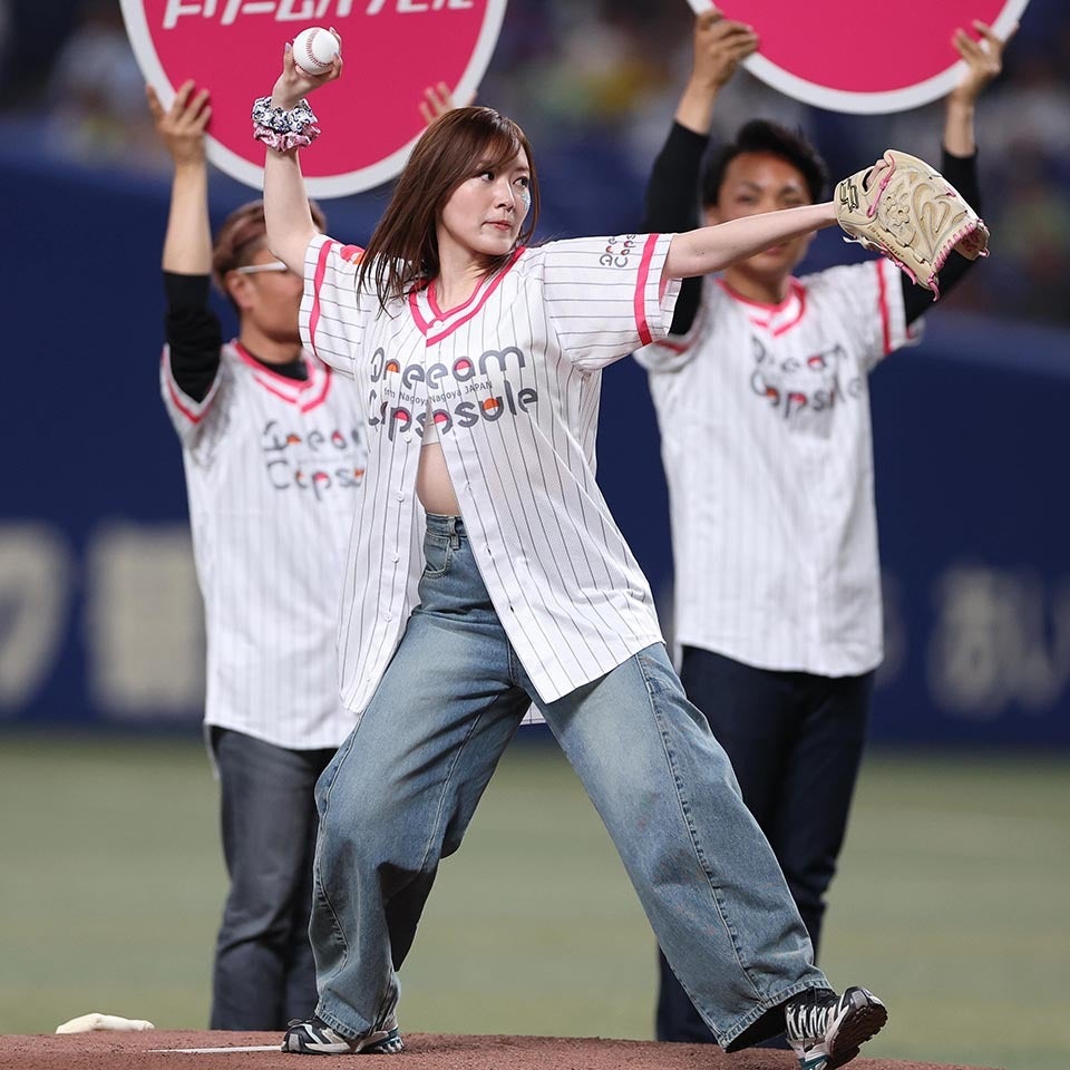 ４月30日の中日vs阪神戦で始球式を務めた松井さん。写真：産経新聞社