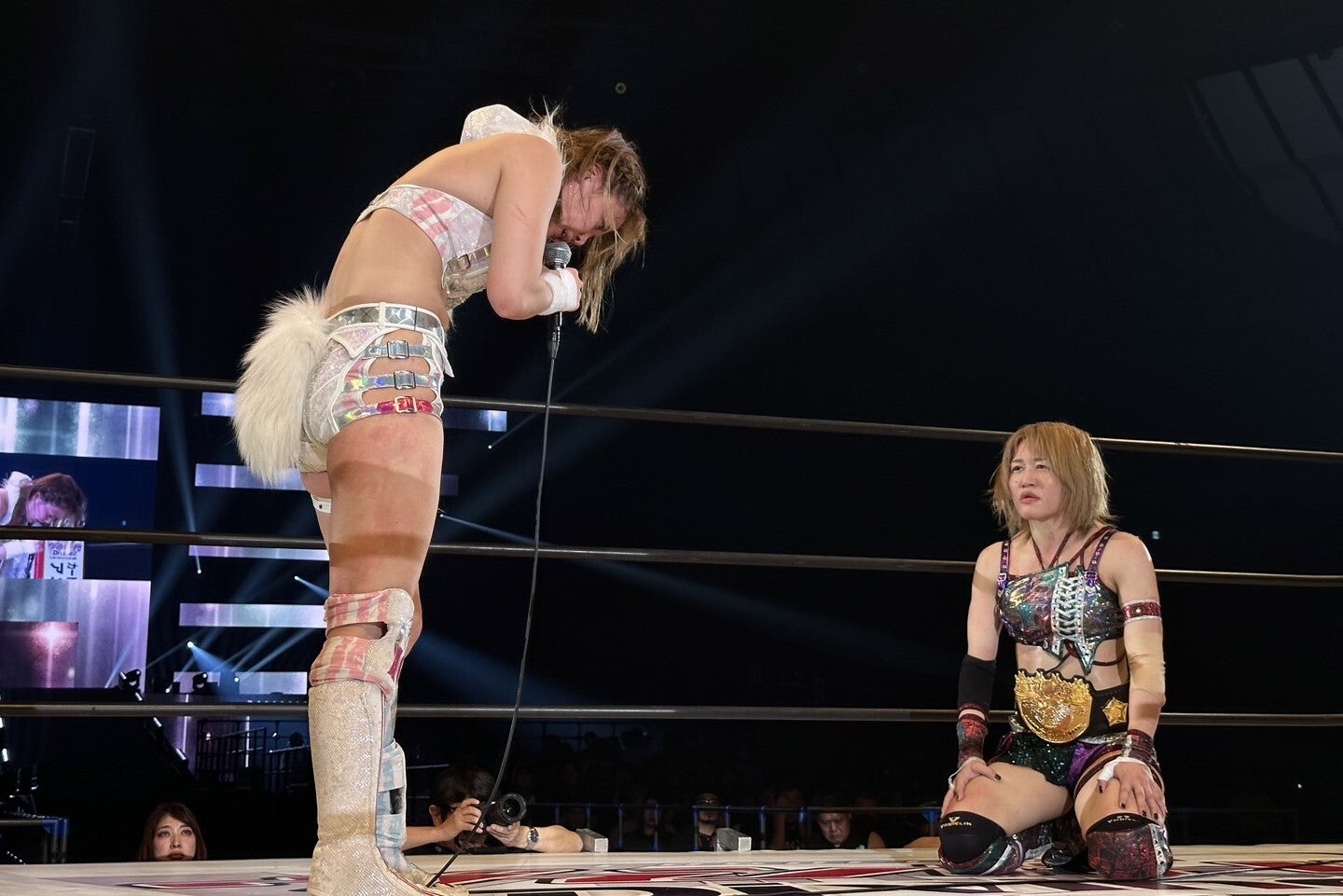 IWGP女子王者を賭けた闘いは朱里が勝利。試合後、岩谷は退団を表明した。写真：橋本宗洋