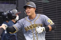 阪神の佐藤輝明。リーグトップの10号ソロアーチを放った。写真：THE DIGEST写真部