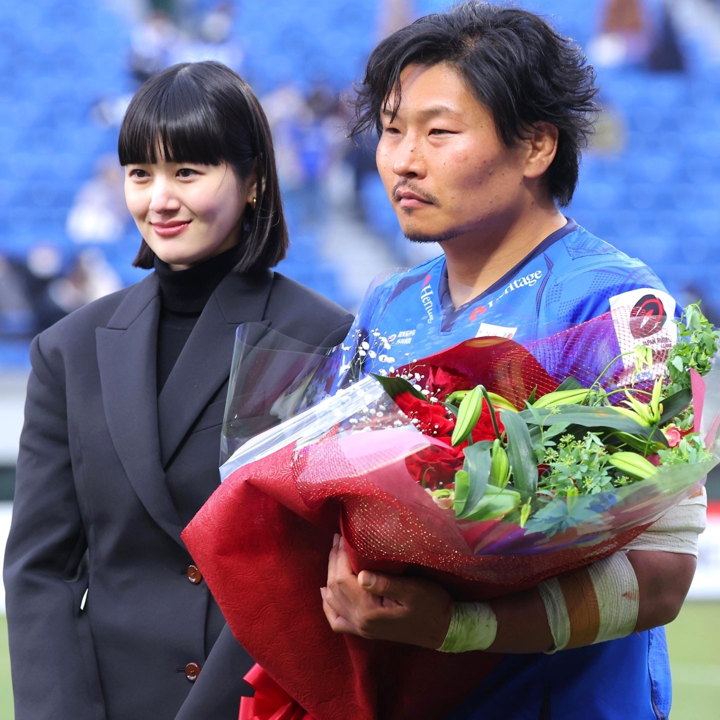 仲睦まじい稲垣（右）と貴子さんの夫妻。高身長同士の絵になるカップルだ。写真：産経新聞社