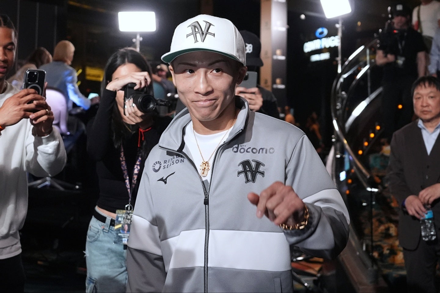 試合前ながら現地ファンのサインに応じた井上。写真提供：Prime Video　©NAOKI FUKUDA