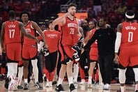 センターながらプレーメーカーとしてもチームを牽引するシェングン。第５戦に快勝して望みをつないだ。(C)Getty Images