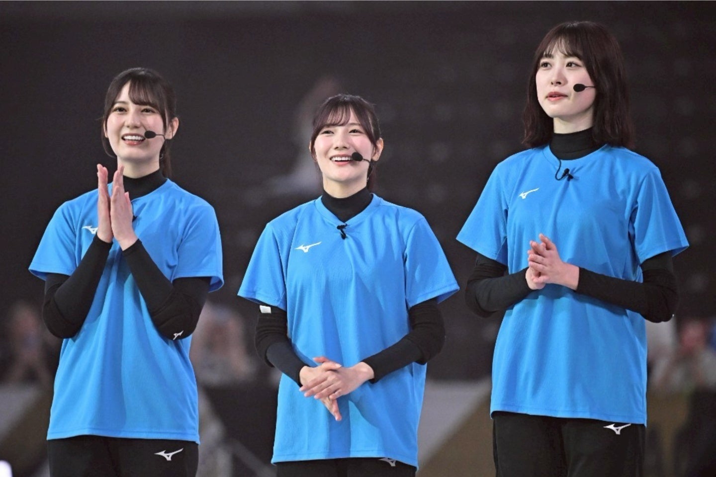 日向坂バレー部のメンバーがバレーボール会場に現われた。写真：金子拓弥（THE DIGEST写真部）