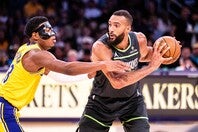 スモールラインナップのレイカーズに対し、最終戦でゴベアが猛威を振るった。(C)Getty Images
