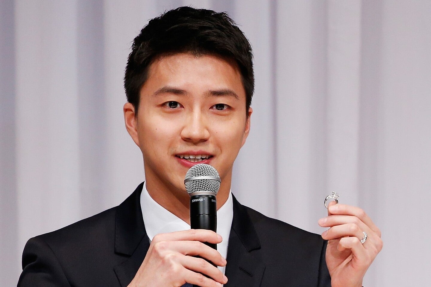 雰囲気一変ショットを公開した江氏。(C) Getty Images