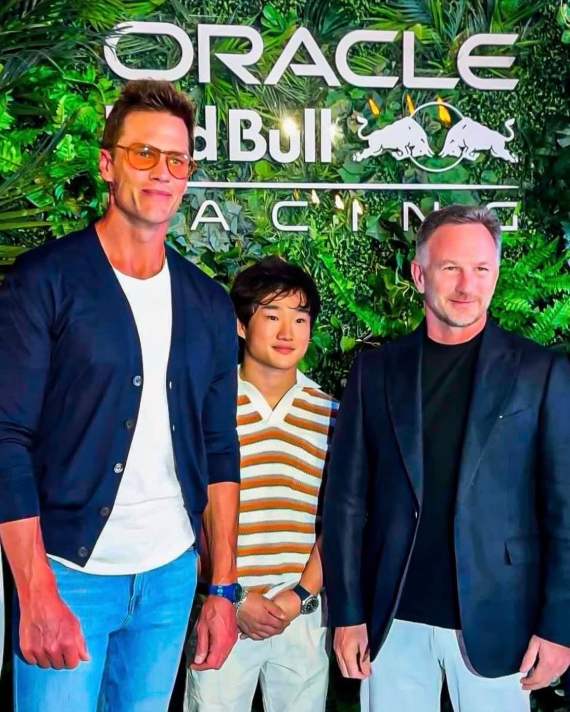 ブレイディ氏(左)と角田(中央)とホーナー代表(右)の3ショット。(写真はホーナー氏のインスタグラムのスクリーンショット)