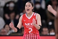 スパイクを決め、佐藤は雄叫びを上げる。写真：金子拓弥（THE DIGEST写真部）