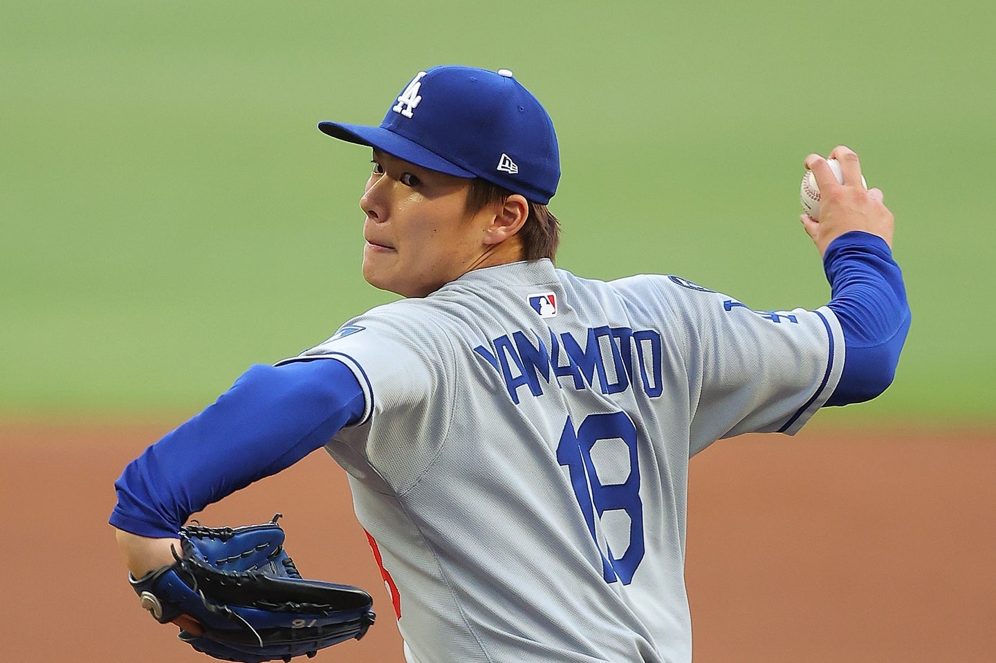 敵地ブレーブス戦で今季４勝目を挙げたドジャースの山本由伸。(C)Getty Images