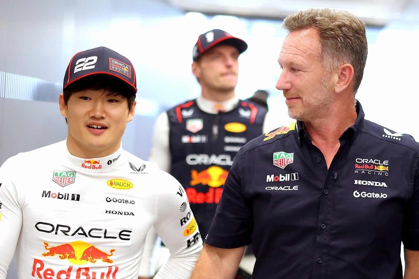 ホーナー代表（右）から称賛を受けた角田（左）。(C) Getty Images