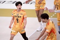 STINGS愛知のセッター関田（左）。大接戦の末、惜しくも白星を逃した。写真：金子拓弥（THE DIGEST写真部）