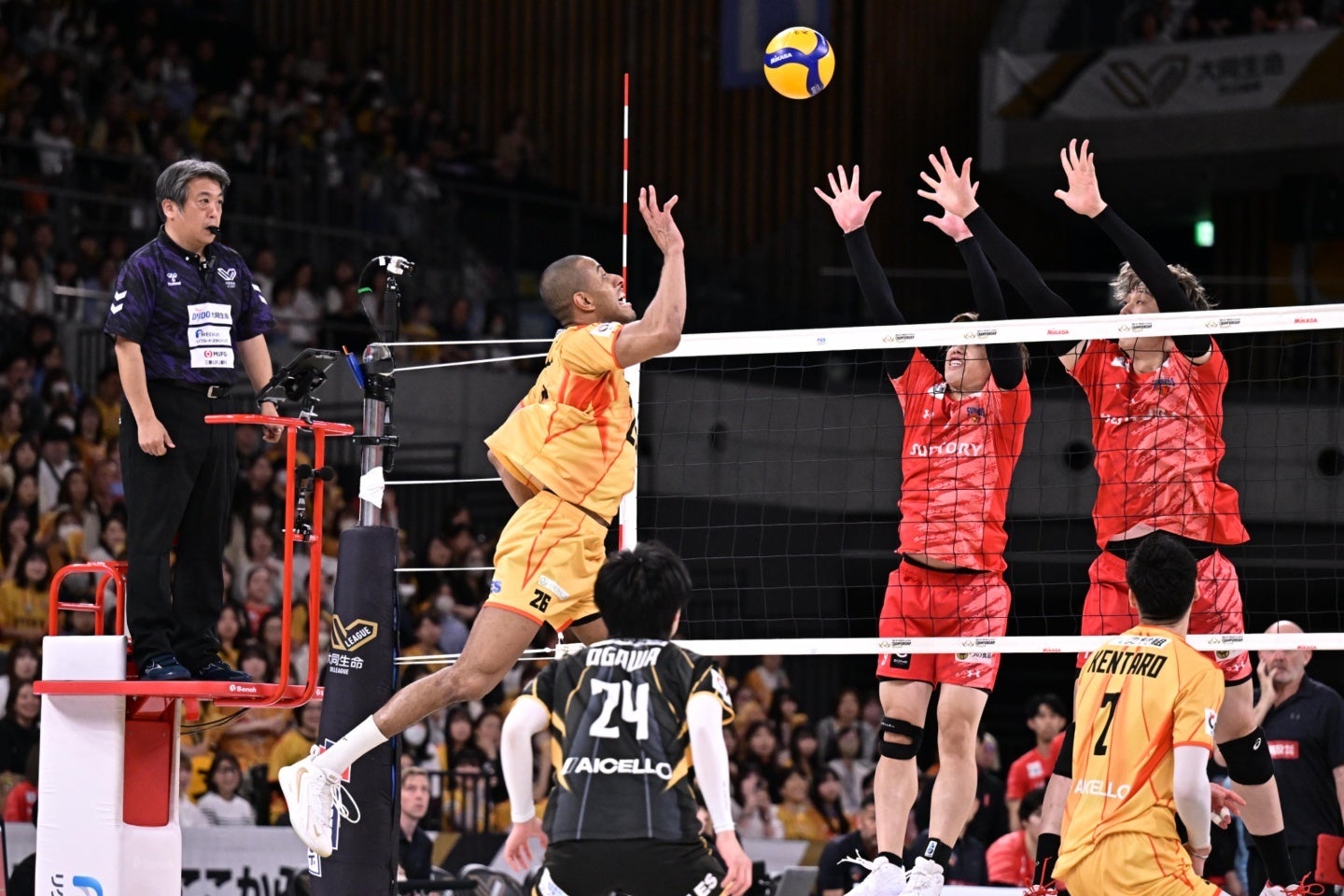チャレンジによって試合の明暗が分かれるポイントになる場面がある。写真：金子拓弥（THE DIGEST写真部）