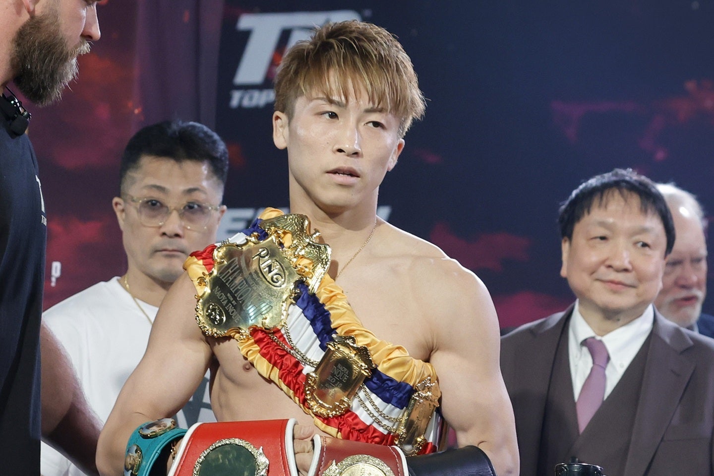 井上が第２ラウンドに被弾しダウンを喫した。(C) Getty Images