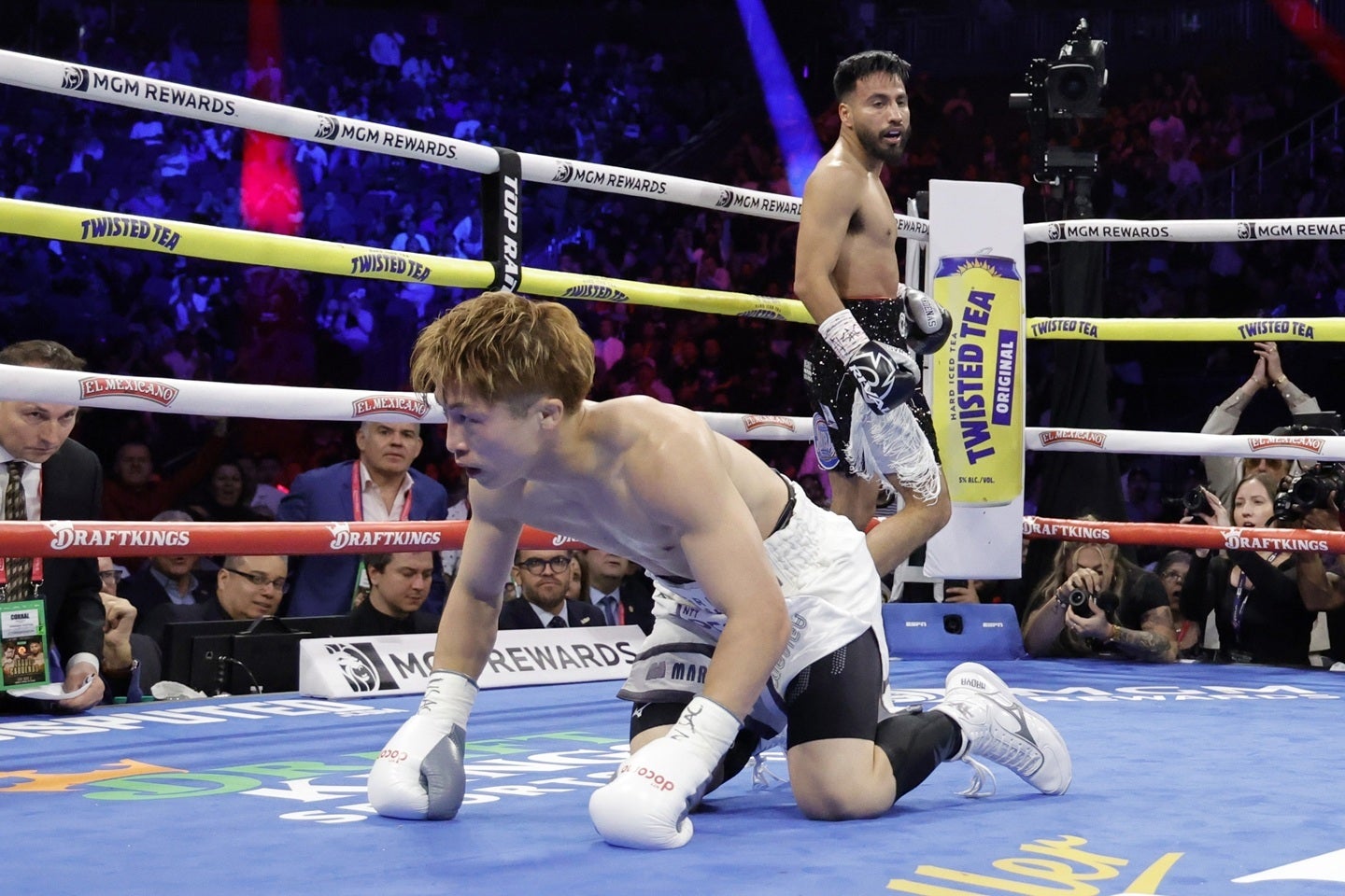 井上が２回にまさかのダウン。しかし３回以降に立て直し、KO勝利を飾った。(C) Getty Images