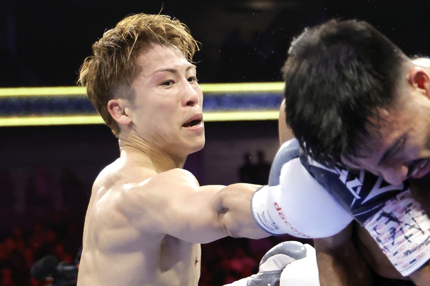 ２回にダウンを喫するも、井上は８回にTKO勝利を飾った。(C) Getty Images