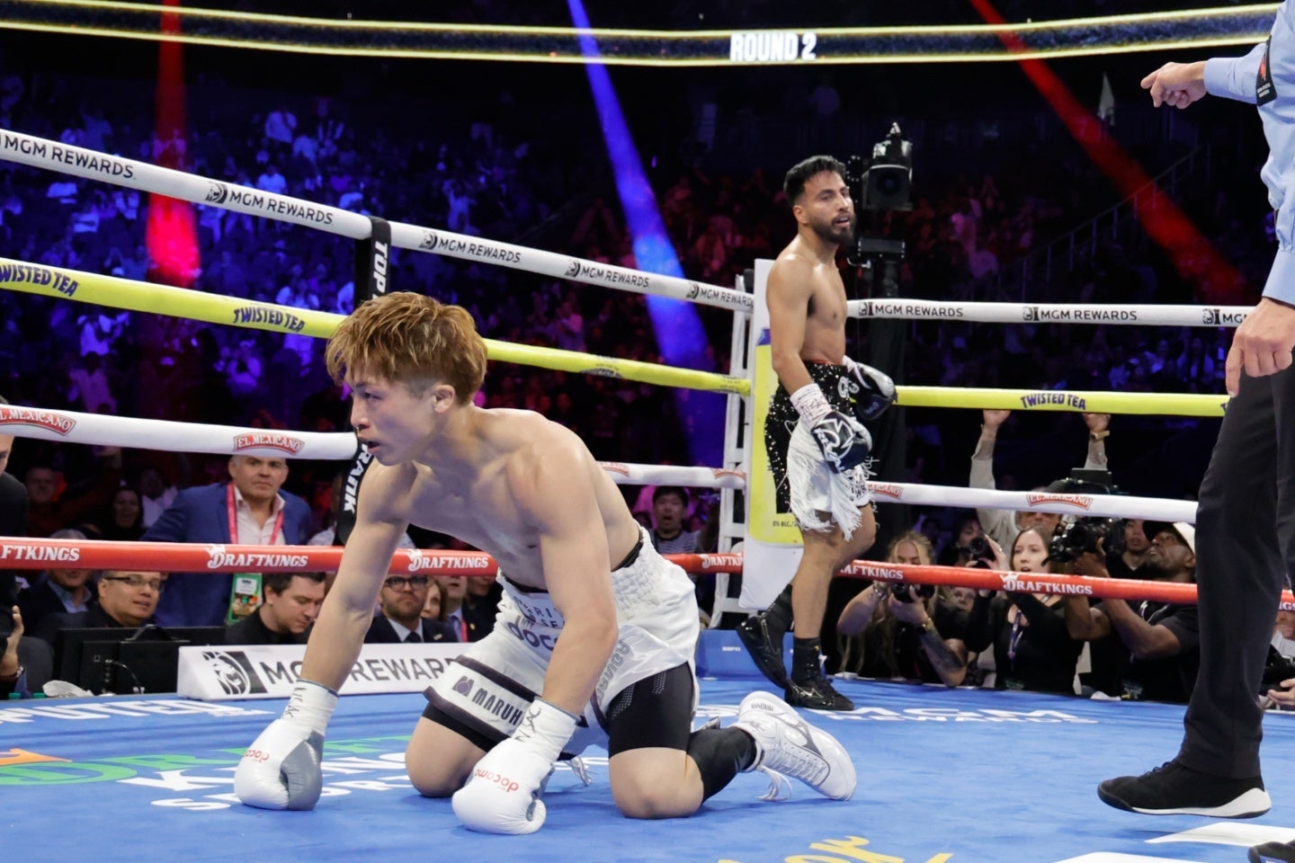 カルデナス（奥）は井上からダウンを奪い、会場を騒然とさせた。(C)Getty Images