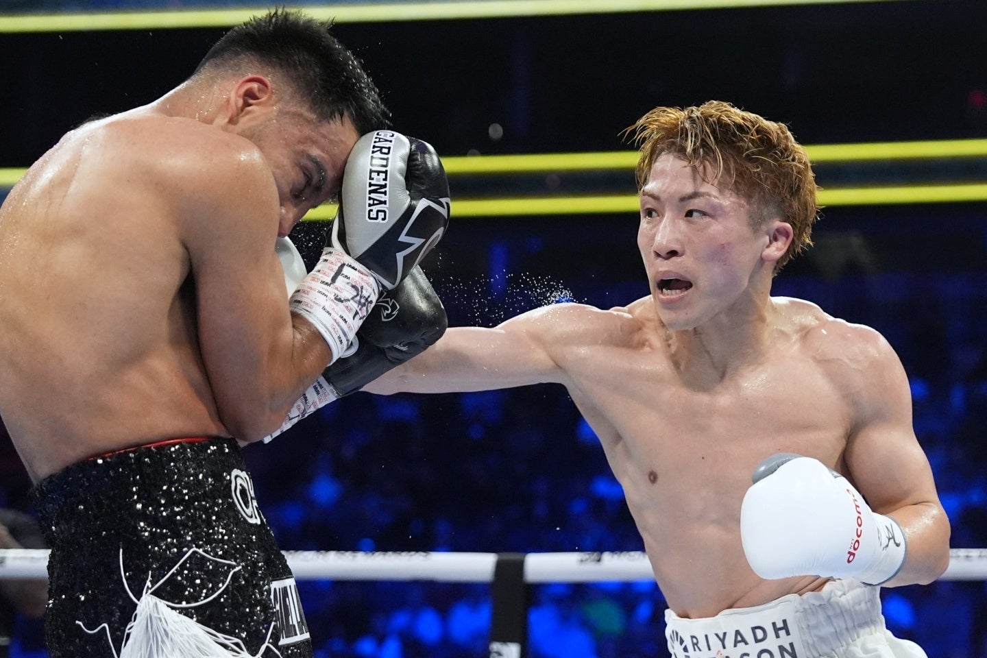井上（右）はカルデナス（左）に猛攻。８回TKO勝ちを収めた。写真提供：Prime Video　©NAOKI FUKUDA