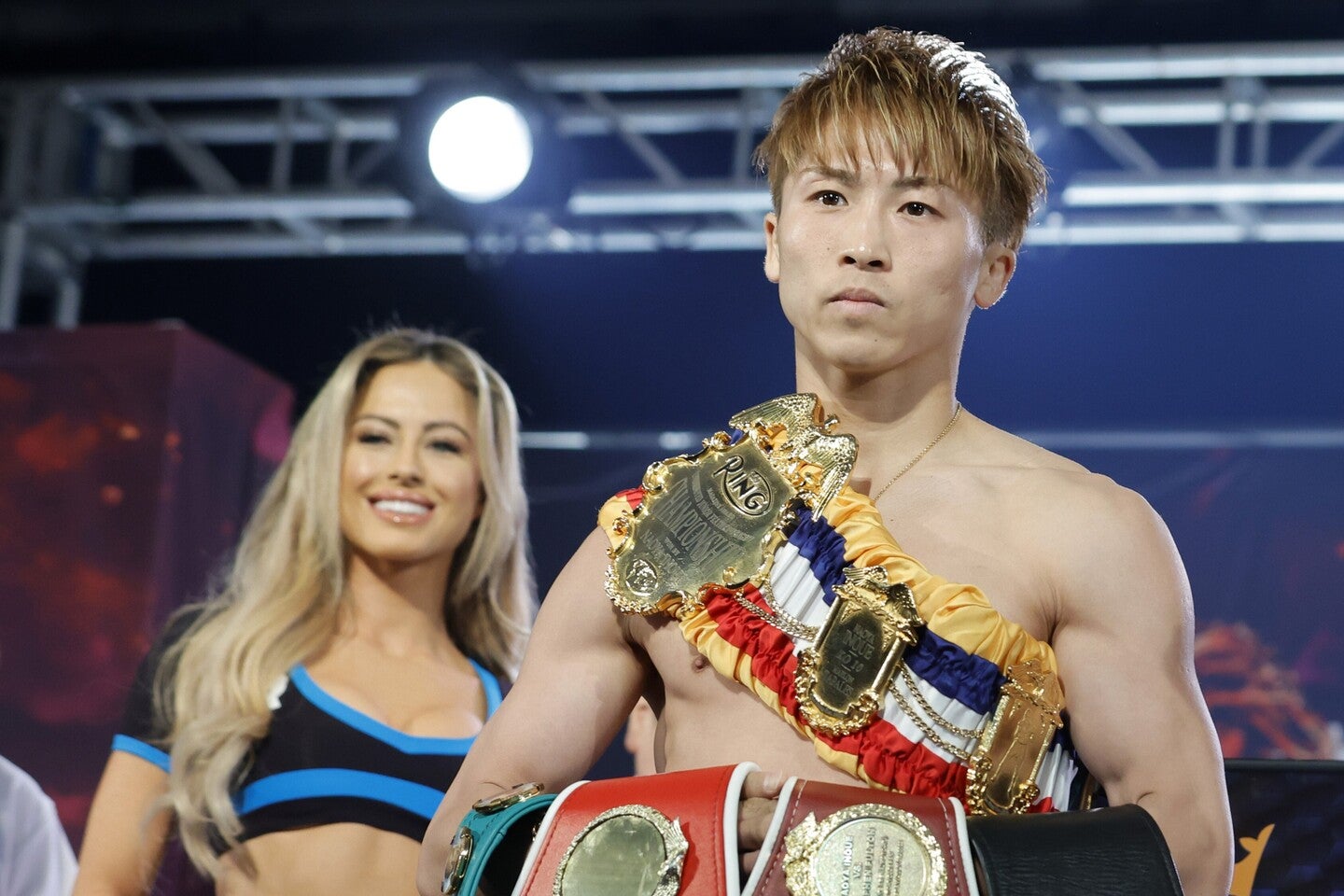 圧巻の肉体美をリング上でも披露したラウンドガール（左）。(C) Getty Images