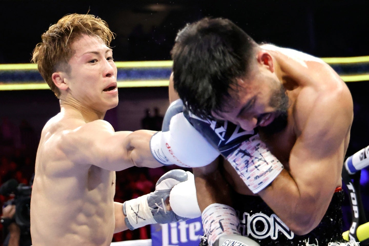 井上（左）はカルデナス（右）を８回TKOで撃破した。(C)Getty Images
