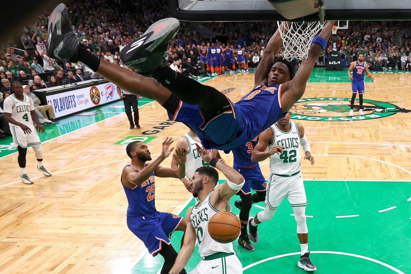 延長にもつれた一戦はアヌノビーのダンクで流れを掴んだニックスが大逆転勝利。王者相手に敵地で先勝した。(C)Getty Images