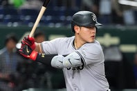 巨人の岡本和真内野手。５月７日に左ひじ筋損傷のため、出場選手登録を抹消された。(C)Getty Images