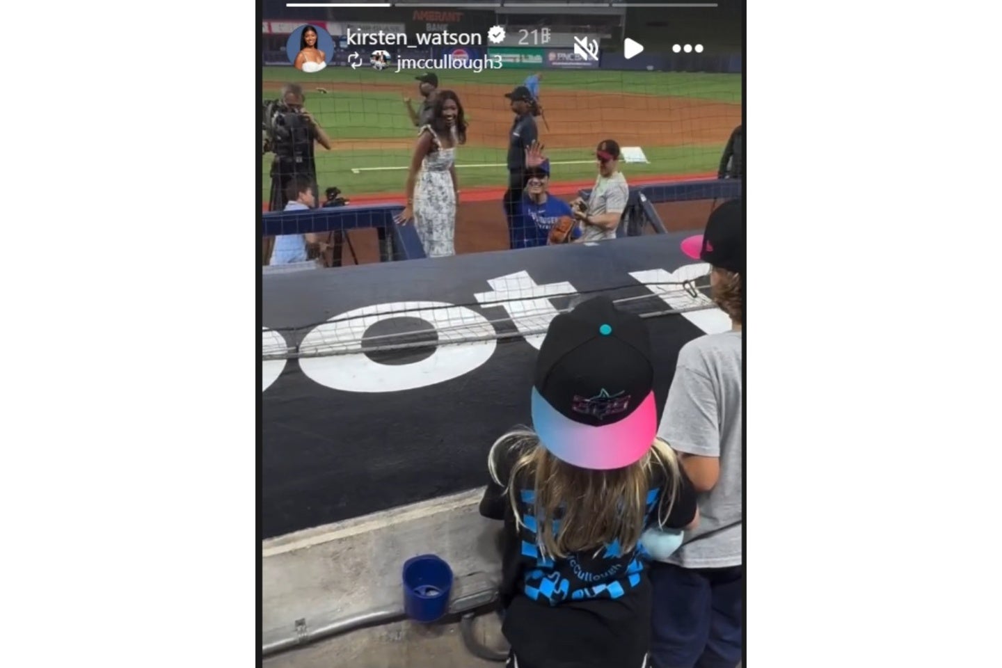 大谷は敵地で子供たちの声援に笑顔で手を振った。(画像はK.ワトソン公式インスタグラムのスクリーンショット)