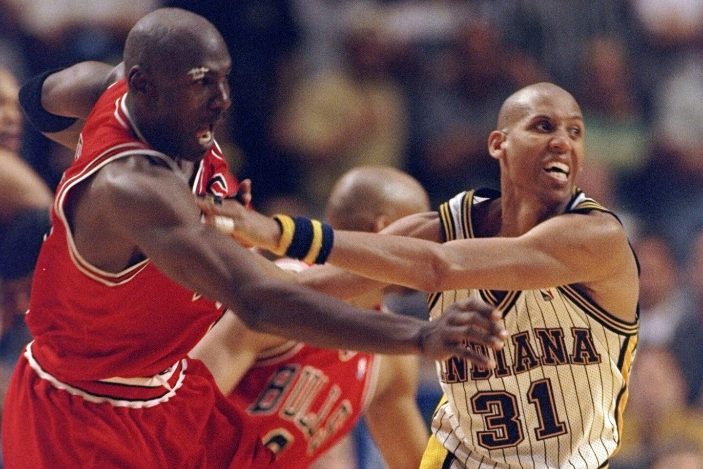 1998年のイースト決勝、ブルズとペイサーズは７戦に及ぶ激闘を繰り広げたが、その裏でミラー(右)はジョーダン(左)に心理戦を仕掛けていたという。(C)Getty Images