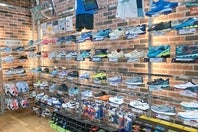大型専門店には多くのブランド、タイプのシューズが並び、どれを選ぶべきか迷うが、自分の希望イメージをスタッフに伝えることで早く最適モデルに出会える。写真提供：松尾高司
