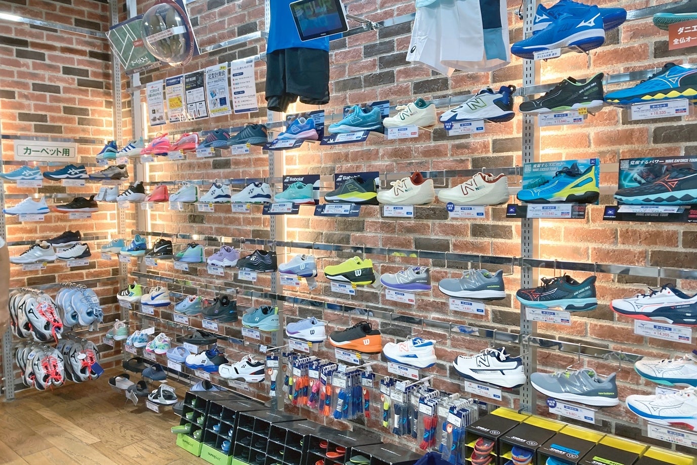 大型専門店には多くのブランド、タイプのシューズが並び、どれを選ぶべきか迷うが、自分の希望イメージをスタッフに伝えることで早く最適モデルに出会える。写真提供：松尾高司