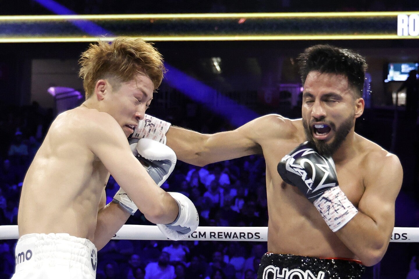 ２回にダウンを奪われながらも、カルデナス（右）に逆転勝利した井上（左）。(C) Getty Images