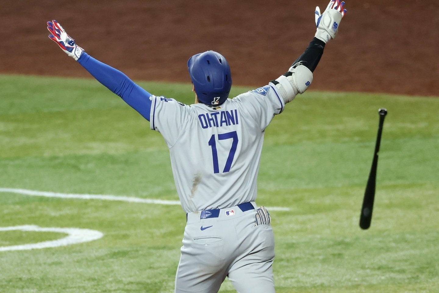 大谷は９回に劇的な勝ち越し３ラン。柵越えを確信し、美しいバットフリップを魅せた。(C) Getty Images