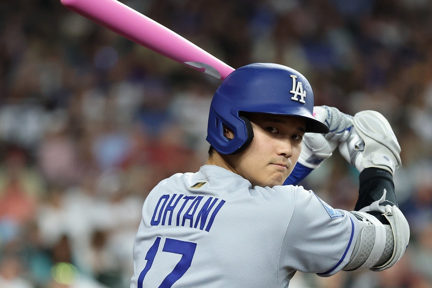 大谷は４打数２安打。ピンク色のバットで２戦ぶりのマルチ安打とし、今季最長９試合連続安打とした。(C) Getty Images