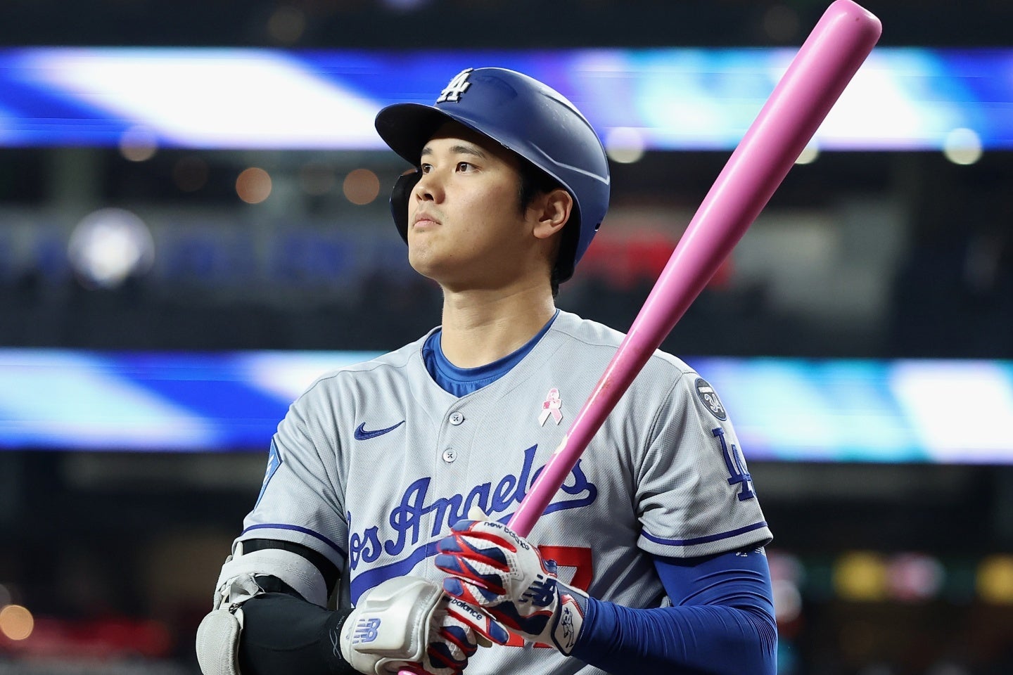 大谷は「母の日」仕様の特別なピンクバットでダイヤモンドバックス戦に先発出場した。(C) Getty Images