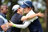 藤田（右）は優勝した申ジエ（左）を祝福するように抱擁を交わした。(C) Getty Images
