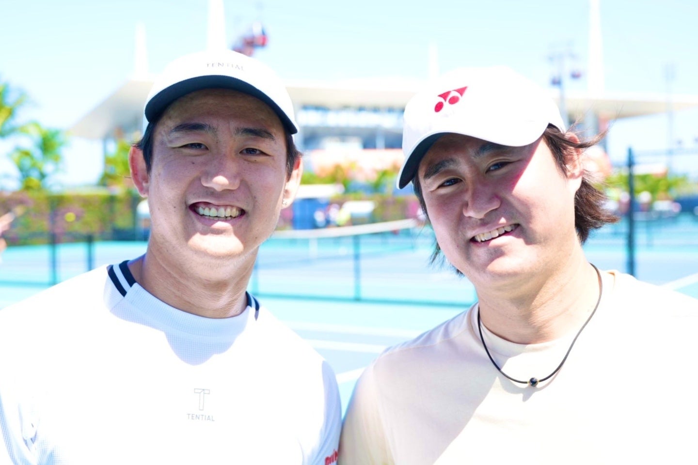 西岡良仁（左）の兄である靖雄氏（右）が、マイアミ・オープンの開催時期に同会場で行なわれたATP／WTAコーチセミナーに参加。そこで感じた日米のコーチ観、指導法の違いについて語ってくれた。写真提供：西岡靖雄