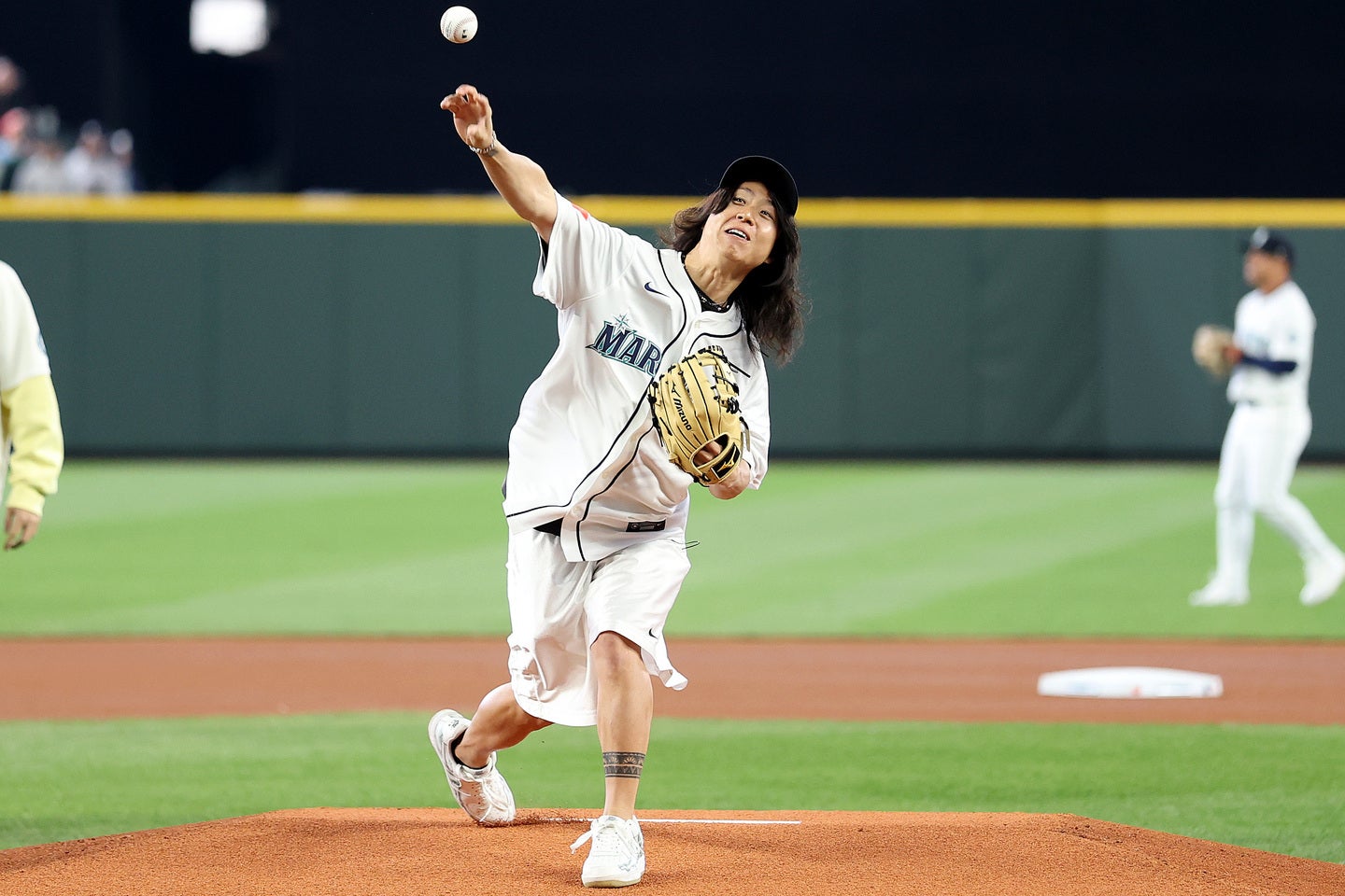 マリナーズ戦の始球式を行なった「ONE OK ROCK」のTomoya。(C)Getty Images