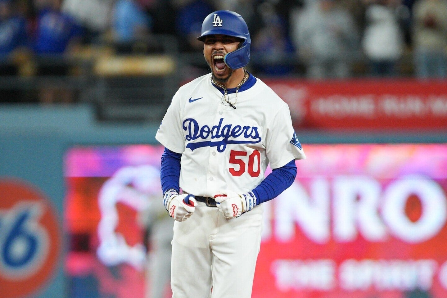ベッツが大谷敬遠の後の打席でタイムリー二塁打を放ち、塁上で雄叫びを上げた。(C) Getty Images