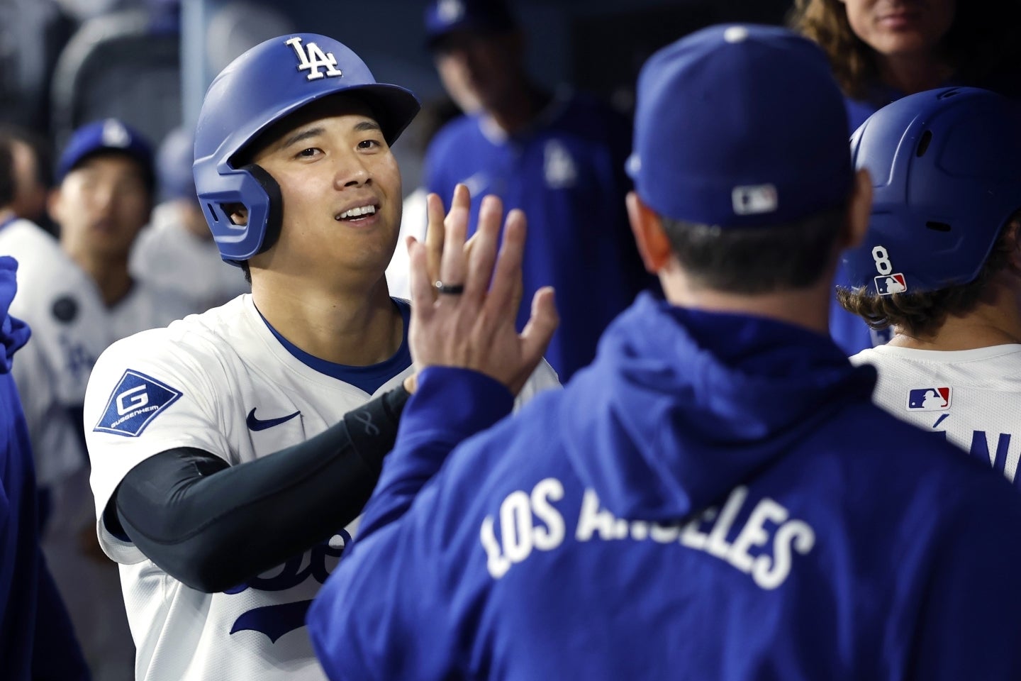 大谷（写真左）が13号ソロを放つなどドジャースは９得点を挙げて快勝。山本は今季５勝目を挙げた。(C)Getty Images