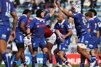 充実度の高いFW陣を軸に今季のリーグワンに旋風を巻き起こす静岡ブルーレヴズ。プレーオフのパフォーマンスも注目だ。写真提供：JRLO