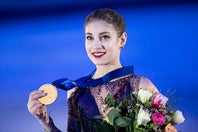 夫とともに来日したコストルナヤ。(C) Getty Images