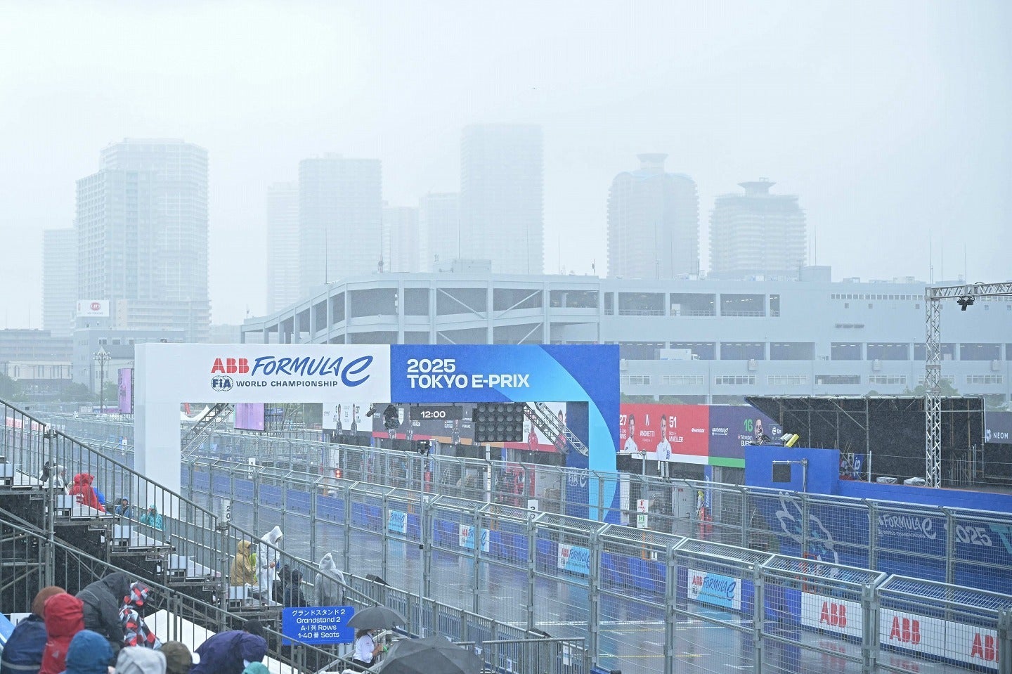降雨が続く東京ビッグサイト周辺の特設コース。写真：金子拓弥（THE DIGEST写真部）