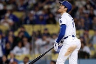 ８回に16号ソロ弾を放った大谷。本拠地は総立ちの大歓声が上がった。(C) Getty Images