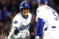 大谷は８回に16号ソロ弾を放ち、チームメイトのフリーマン（右）とタッチを交わした。(C) Getty Images