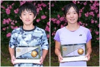 12歳以下男子優勝の川鍋（左）と女子優勝の太田（右）。写真：田中研治（THE DIGEST写真部）